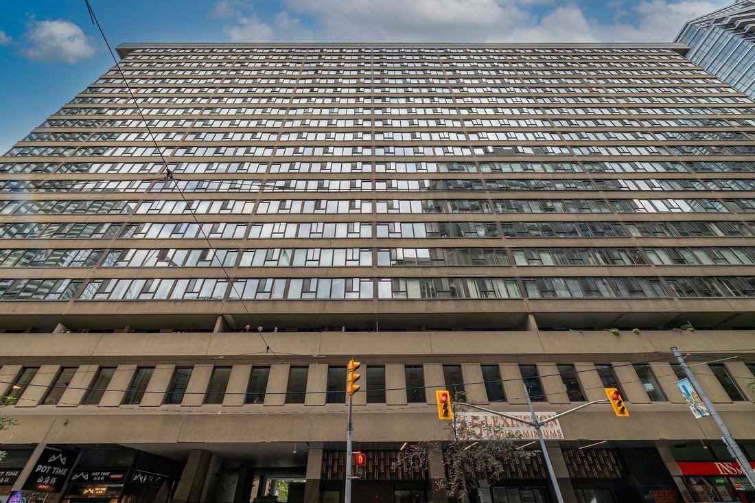 Condo in Toronto, Ontario, Canada 2 - 18678468