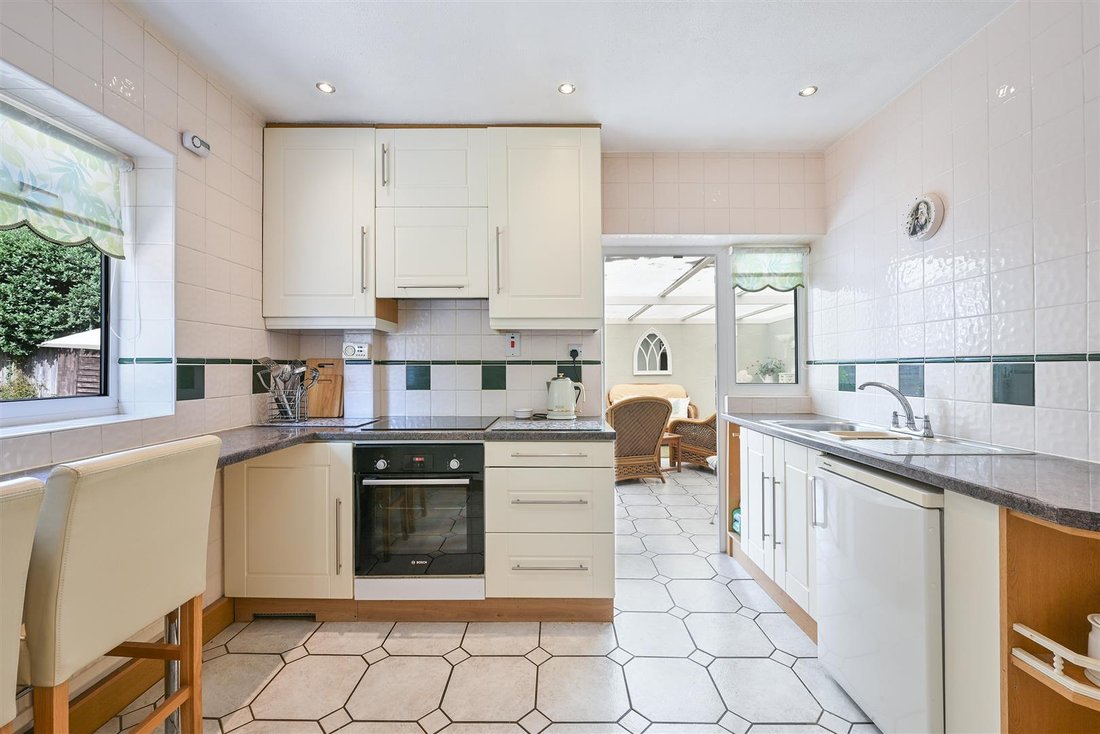 Bungalow in London Borough of Sutton, England 5 - 18674649