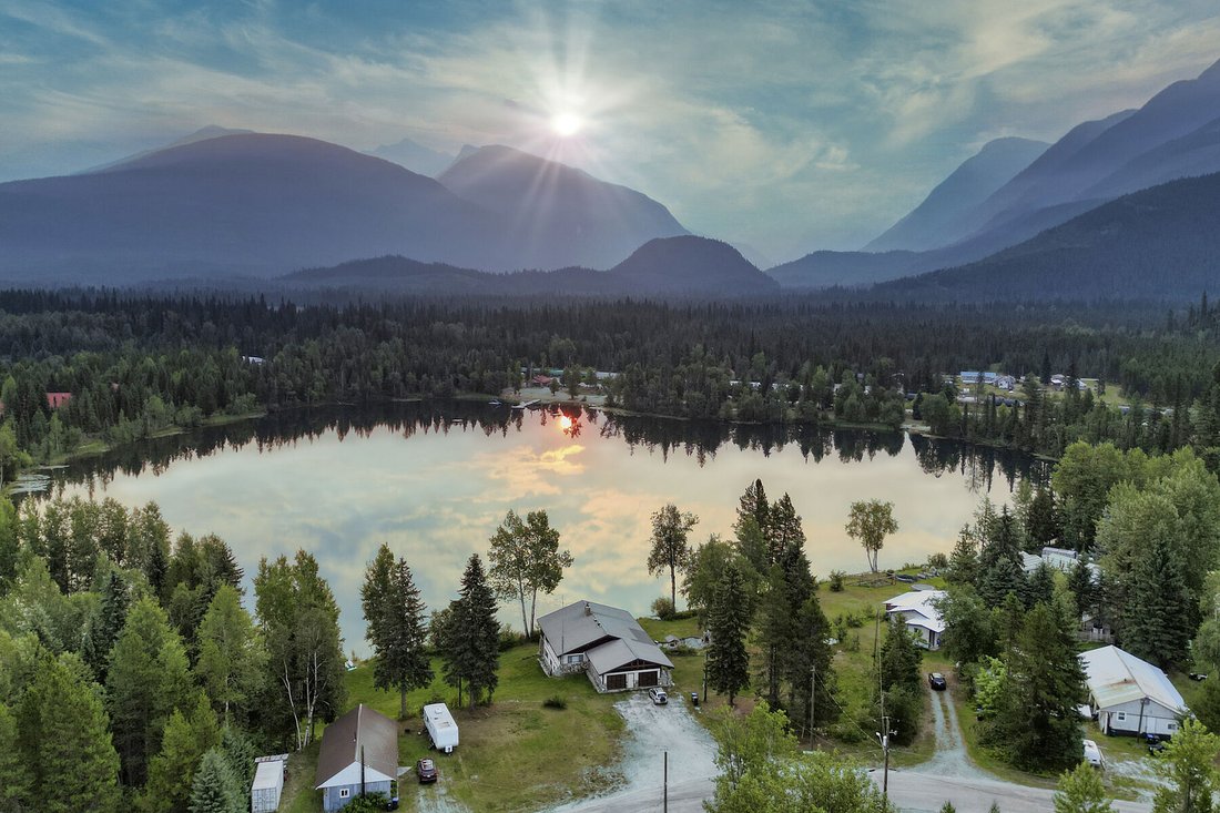 House in Blue River, British Columbia, Canada 2 - 18675407