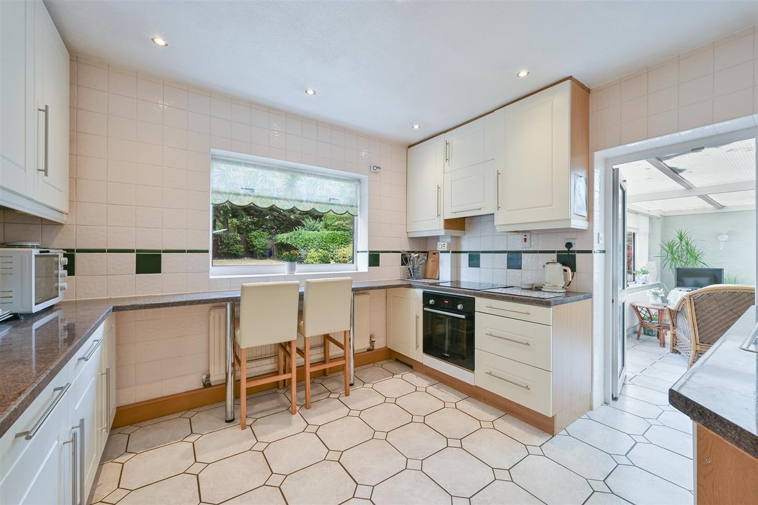 Bungalow in London Borough of Sutton, England 3 - 18674649