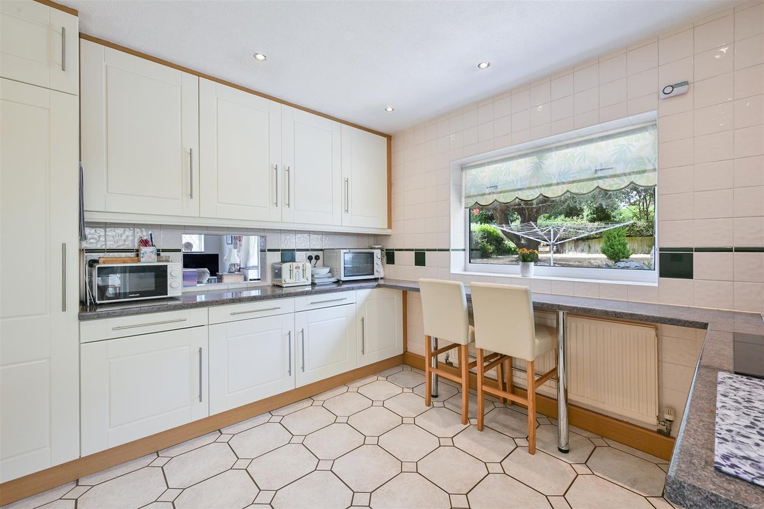 Bungalow in London Borough of Sutton, England 2 - 18674649
