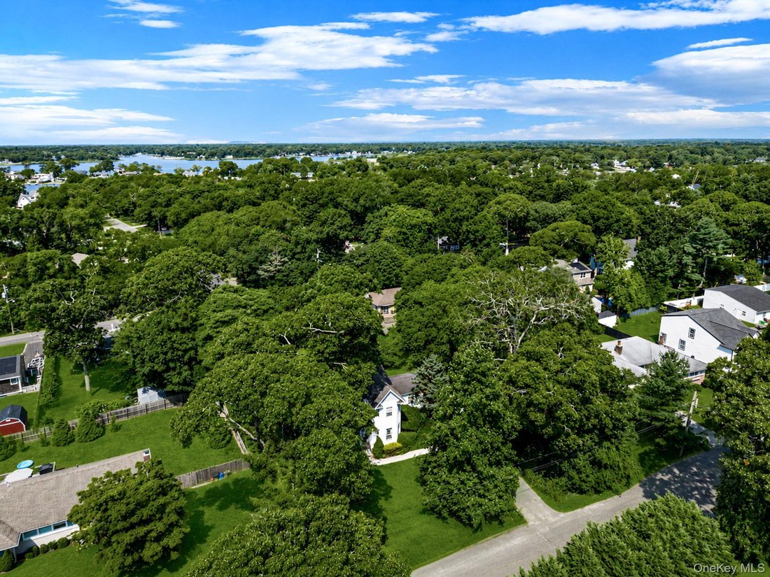 House in Center Moriches, New York, United States 2 - 18677399