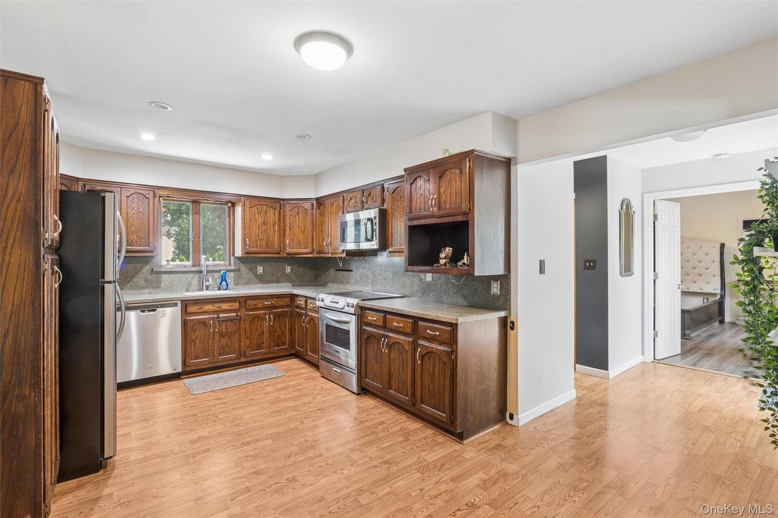 House in West Babylon, New York, United States 4 - 18677563