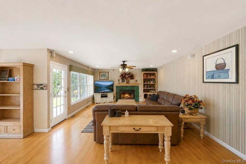 House in Commack, New York, United States 5 - 18676587