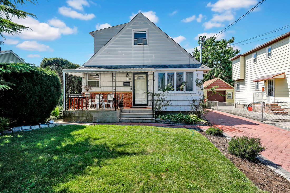 House in Elmont, New York, United States 1 - 18675296