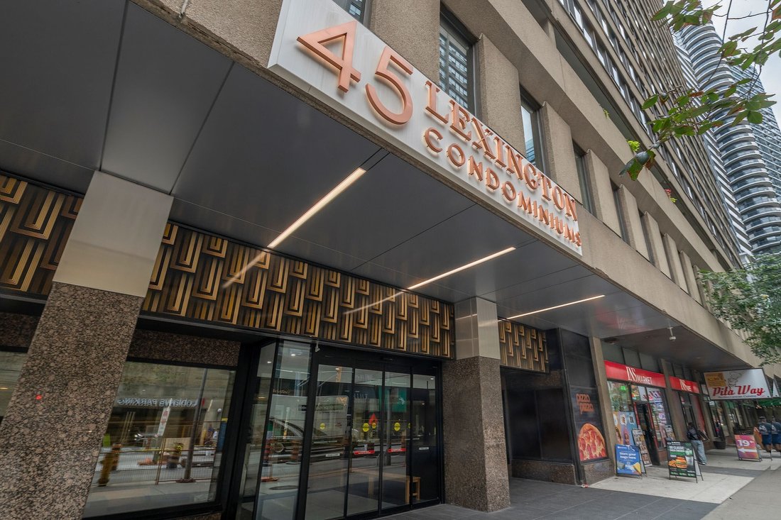 Condo in Toronto, Ontario, Canada 1 - 18678468