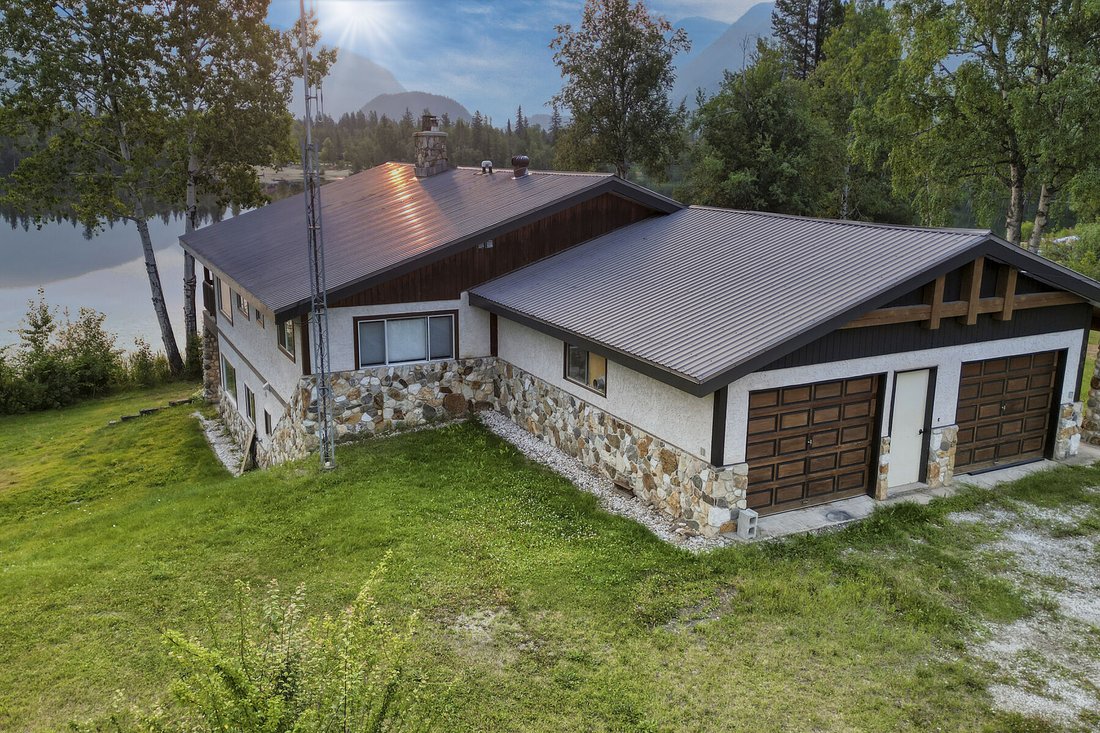 House in Blue River, British Columbia, Canada 3 - 18675407
