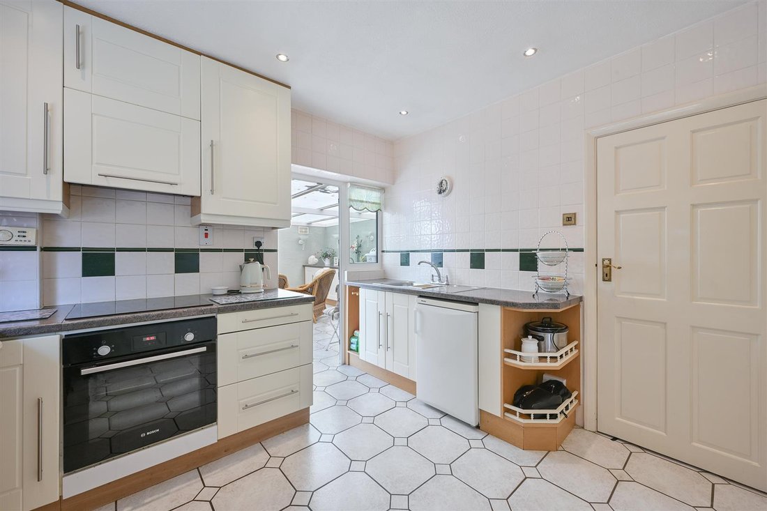 Bungalow in London Borough of Sutton, England 4 - 18674649