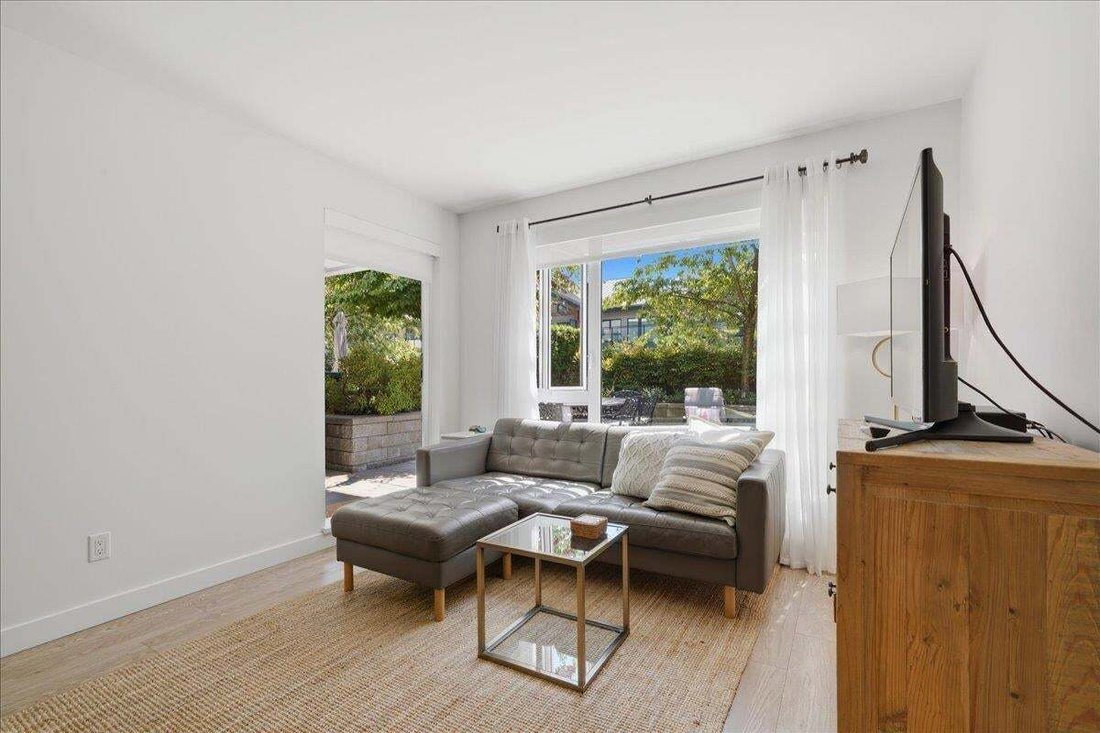 Condo in North Vancouver, British Columbia, Canada 2 - 18679227