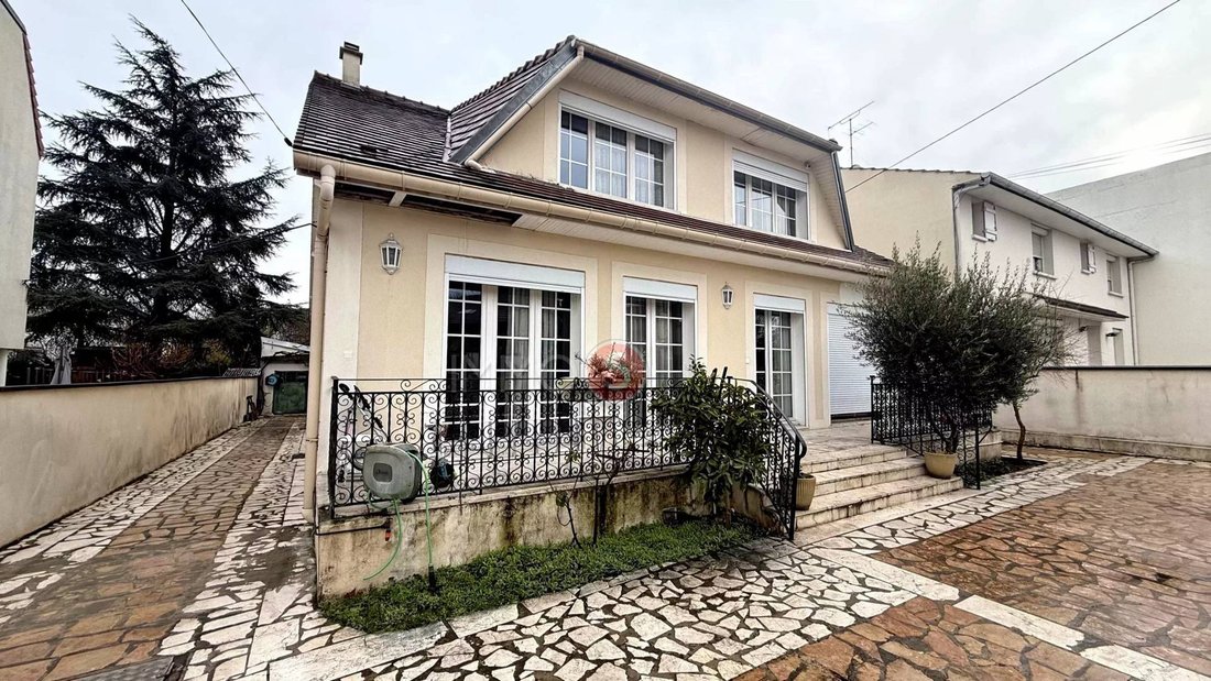 House in Les Pavillons-sous-Bois, Ile-de-France, France 1 - 17078556