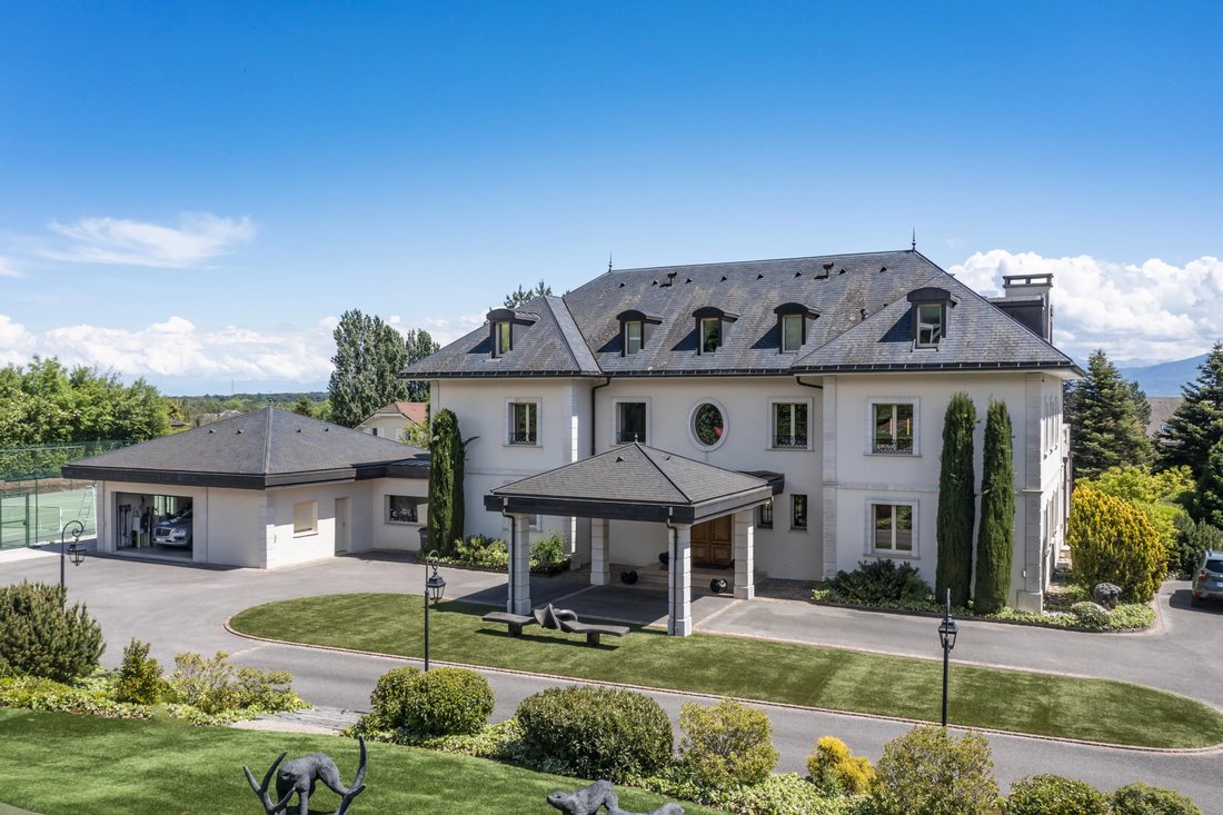 Estate in Divonne-les-Bains, Auvergne-Rhône-Alpes, France 1 - 18679394