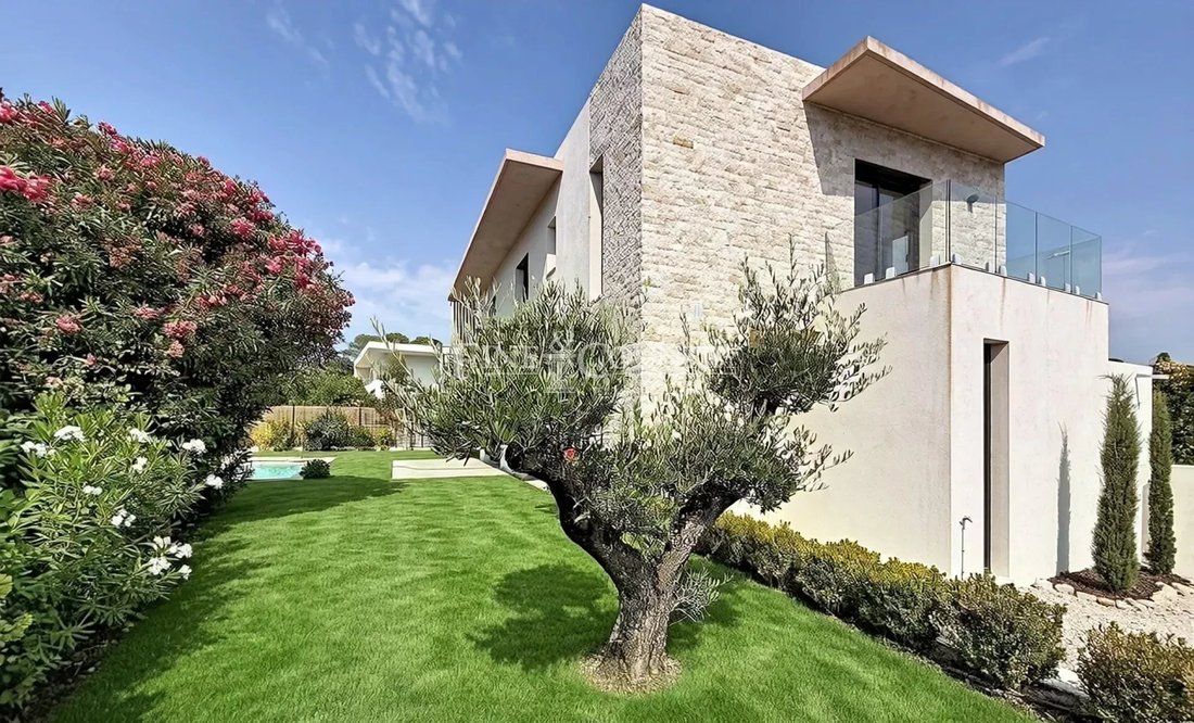 House in Mougins, Provence-Alpes-Côte d'Azur, France 3 - 18679395