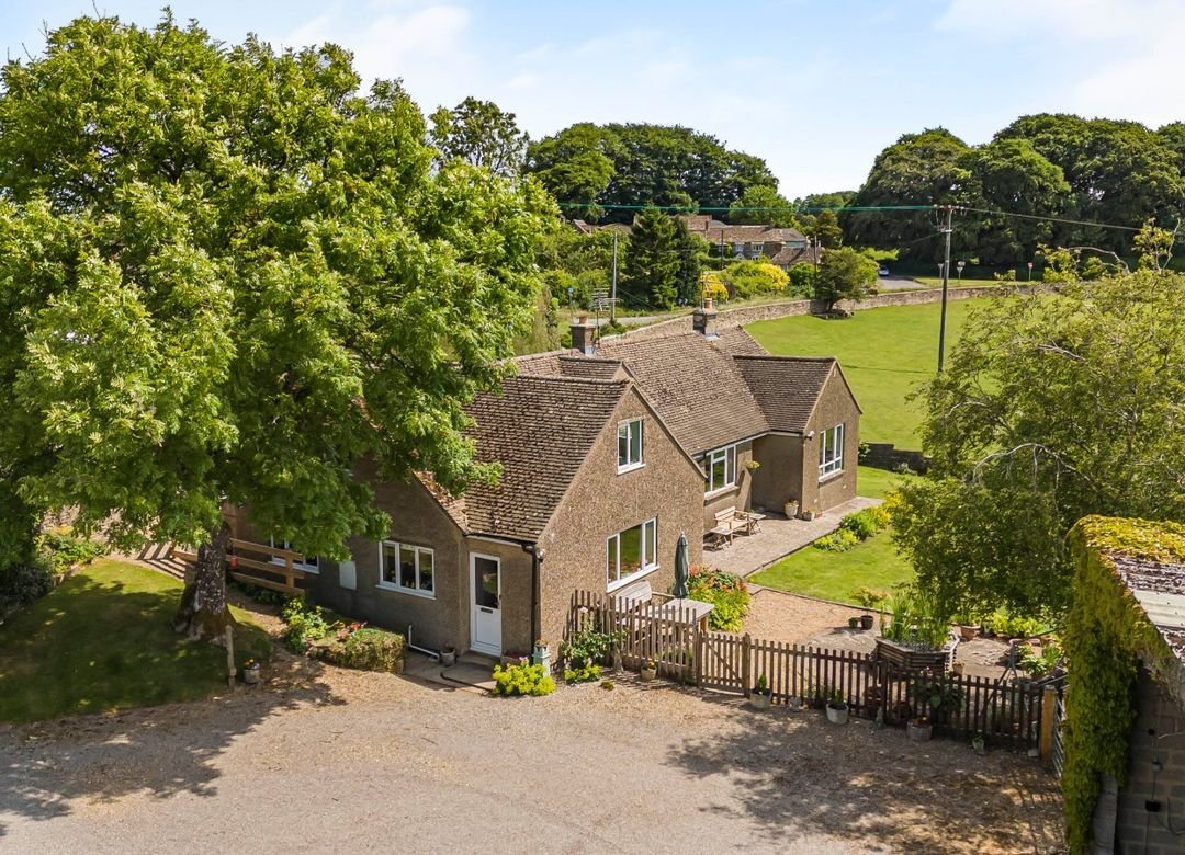 Bungalow in Stroud, England 2 - 18681943