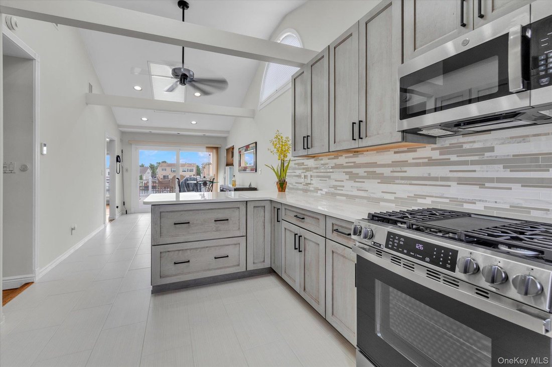 House in Bellmore, New York, United States 5 - 18677573