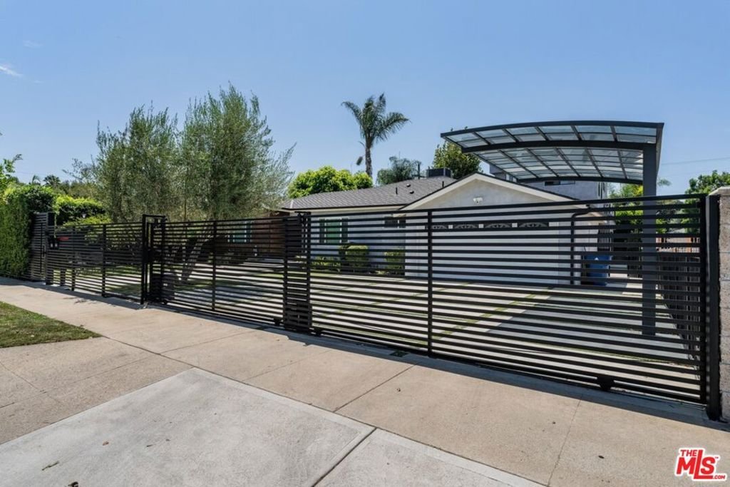 Los Angeles, California, United States 2 - 18682114