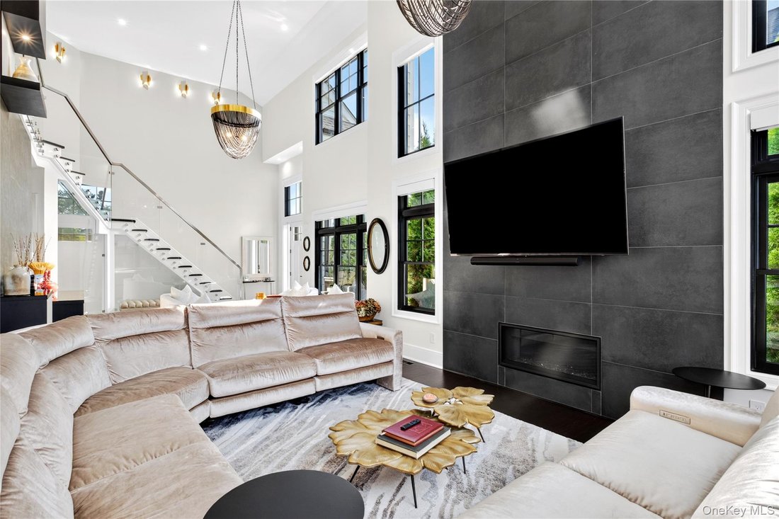 Condo in Woodbury, New York, United States 3 - 18680306