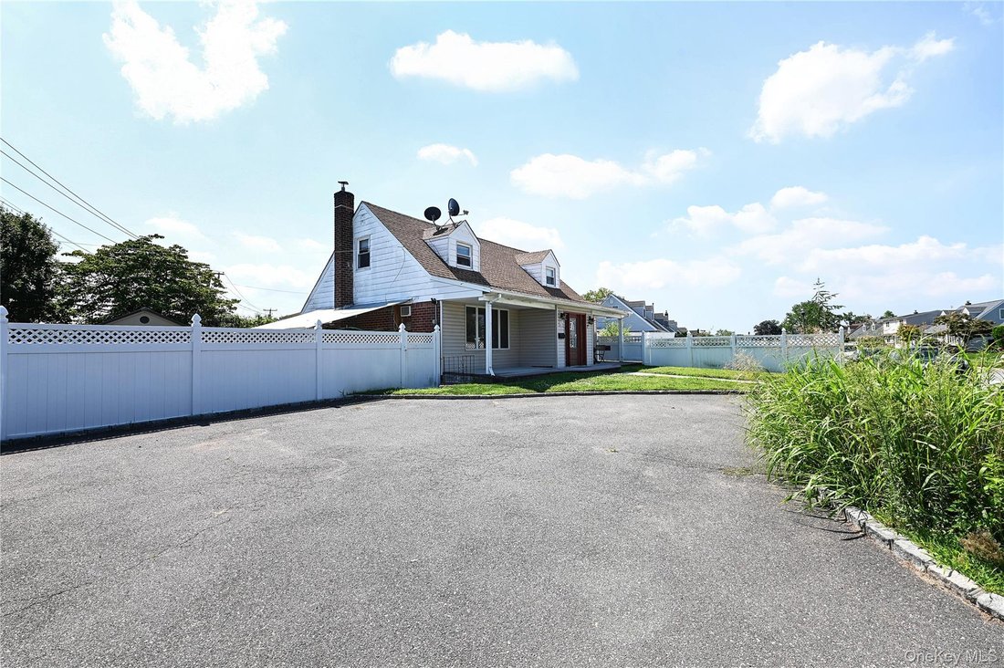 House in East Meadow, New York, United States 3 - 18681693
