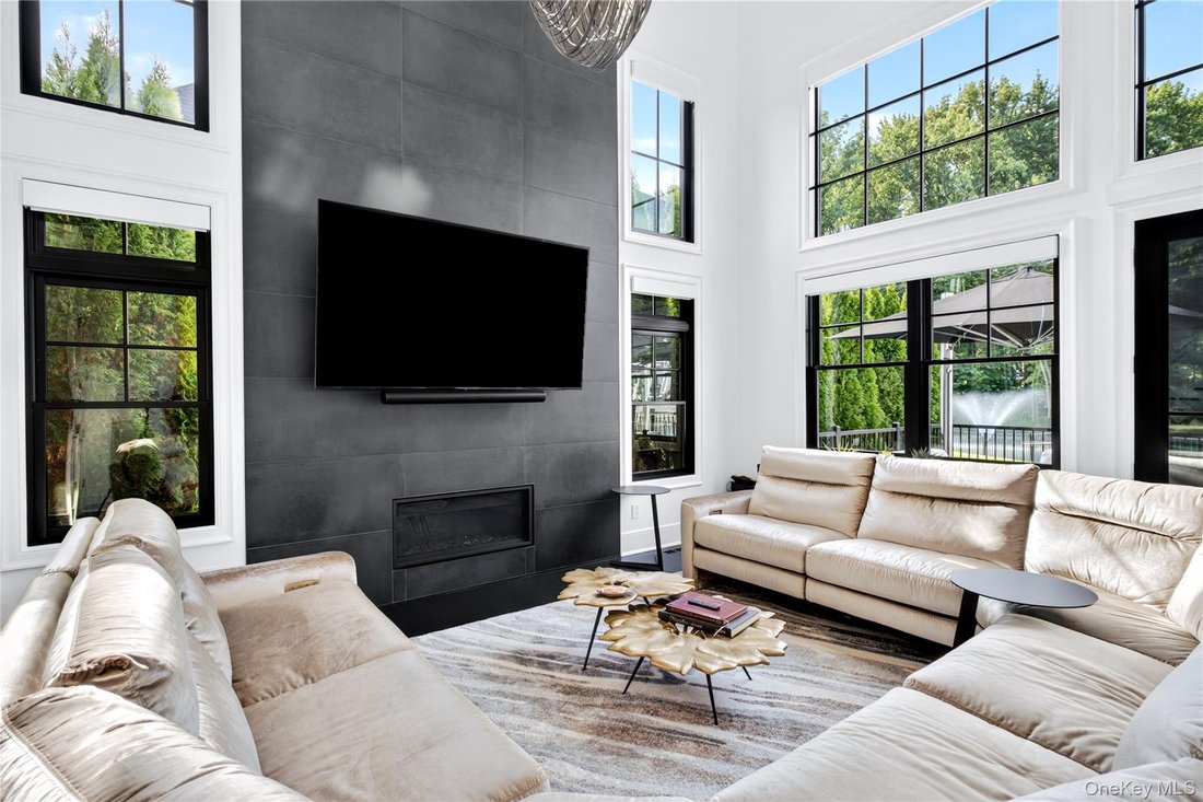Condo in Woodbury, New York, United States 4 - 18680306