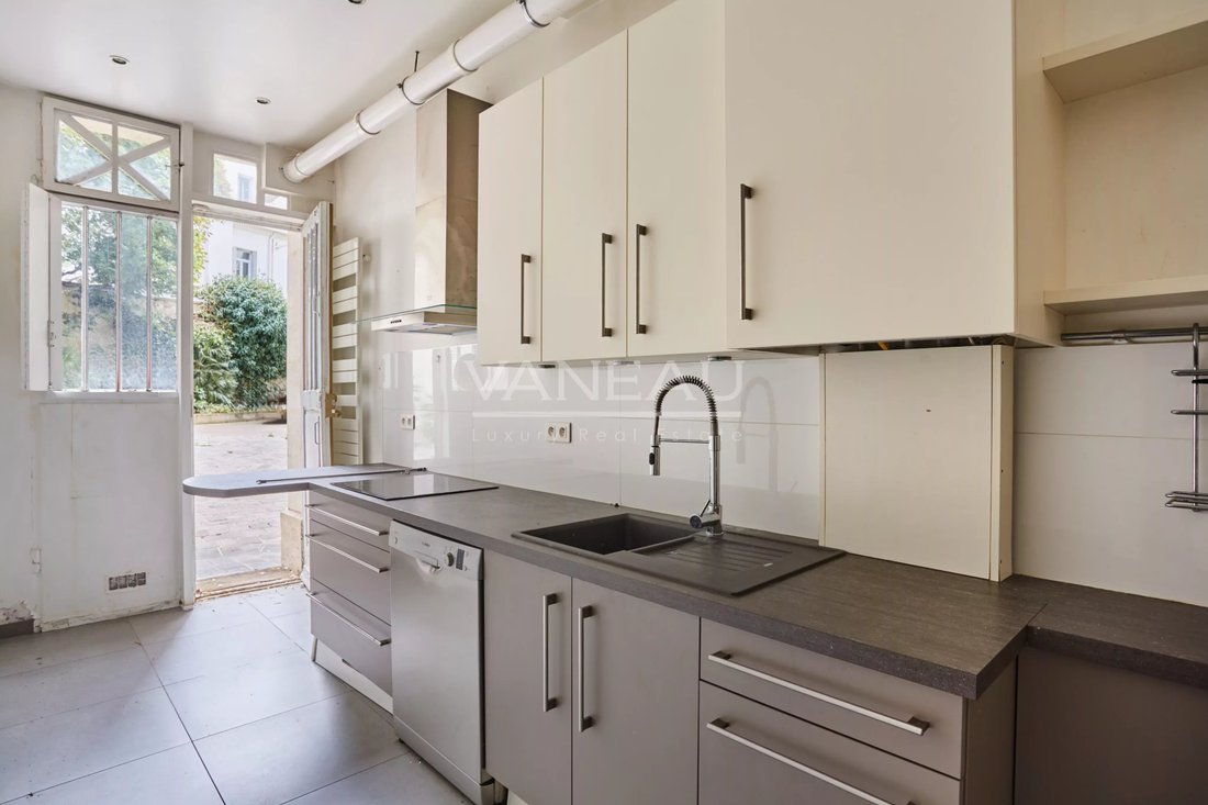 Apartment in Clichy-Trinité, Paris 9e Arrondissement, Paris 5 - 18681407