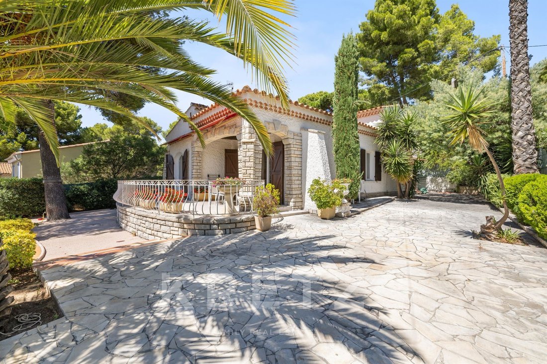 House in Saint-Cyr-sur-Mer, Provence-Alpes-Côte d'Azur, France 3 - 18684048