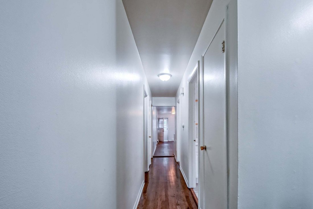 Skokie, Illinois, United States 3 - 18680936
