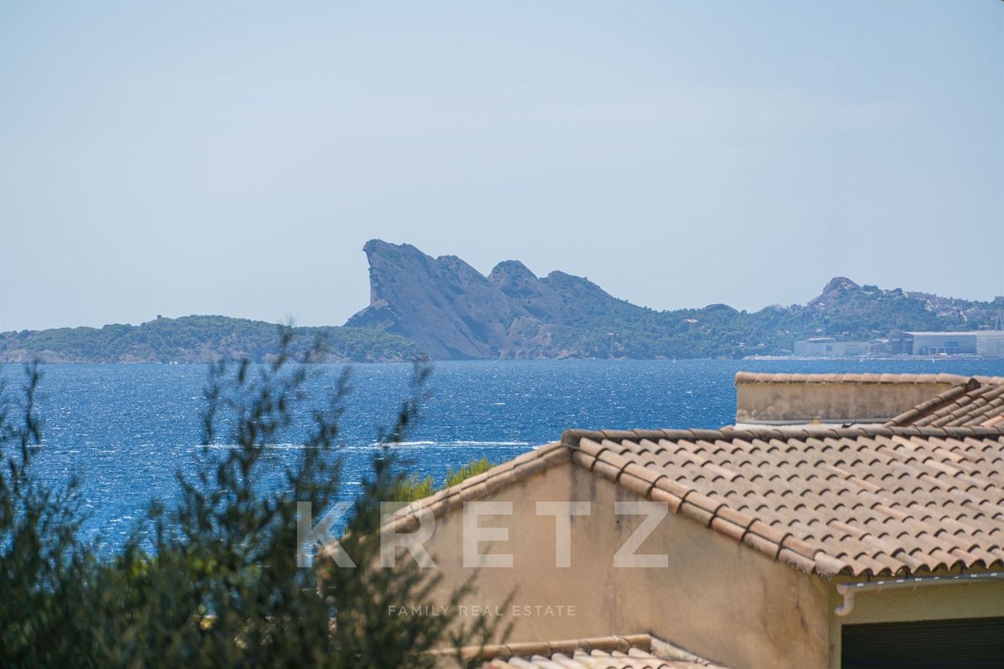 House in Saint-Cyr-sur-Mer, Provence-Alpes-Côte d'Azur, France 2 - 18684048