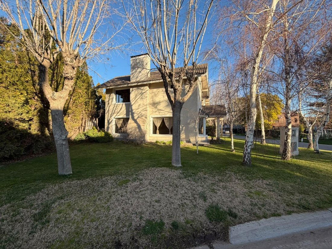 House in Neuquen, Neuquen, Argentina 3 - 18681346