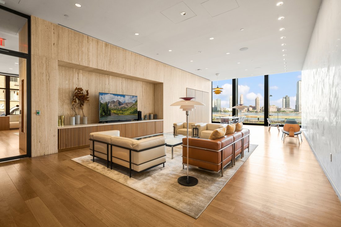 New York, New York, United States 2 - 18664303
