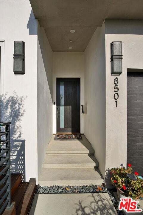 Los Angeles, California, United States 4 - 18682118