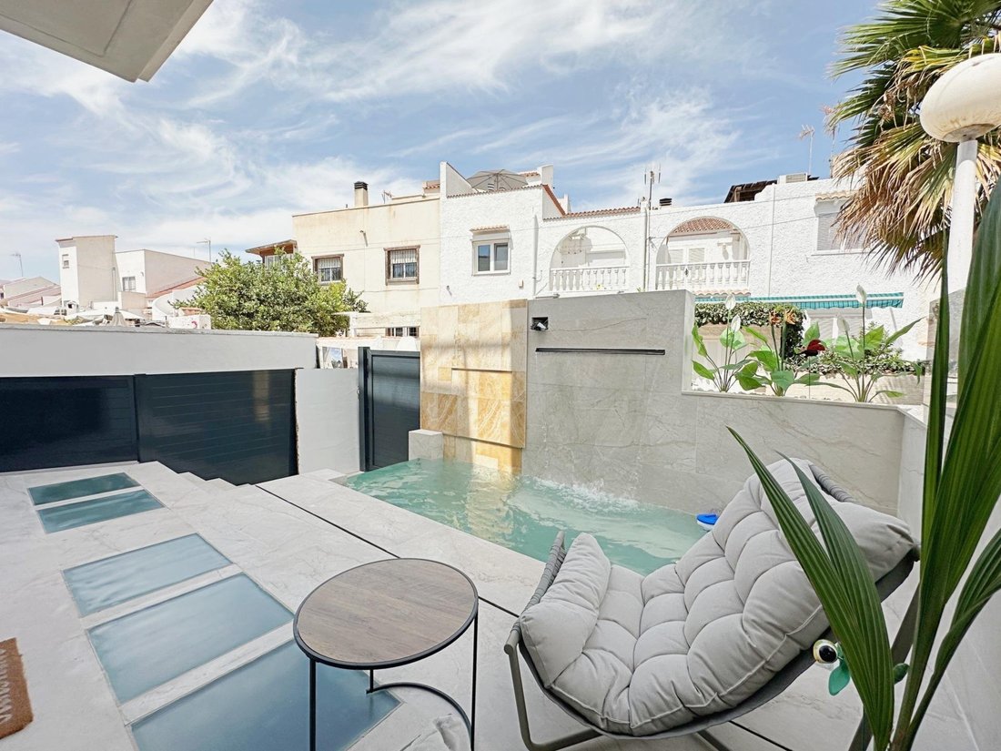 Townhouse in Torrevieja, Valencian Community, Spain 2 - 18683734