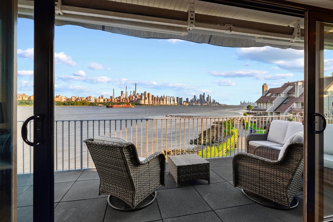 Condo in North Bergen, New Jersey, United States 1 - 18682691