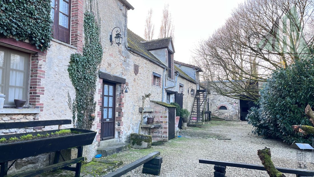 Estate in Saint-Hilliers, Ile-de-France, France 5 - 18682429