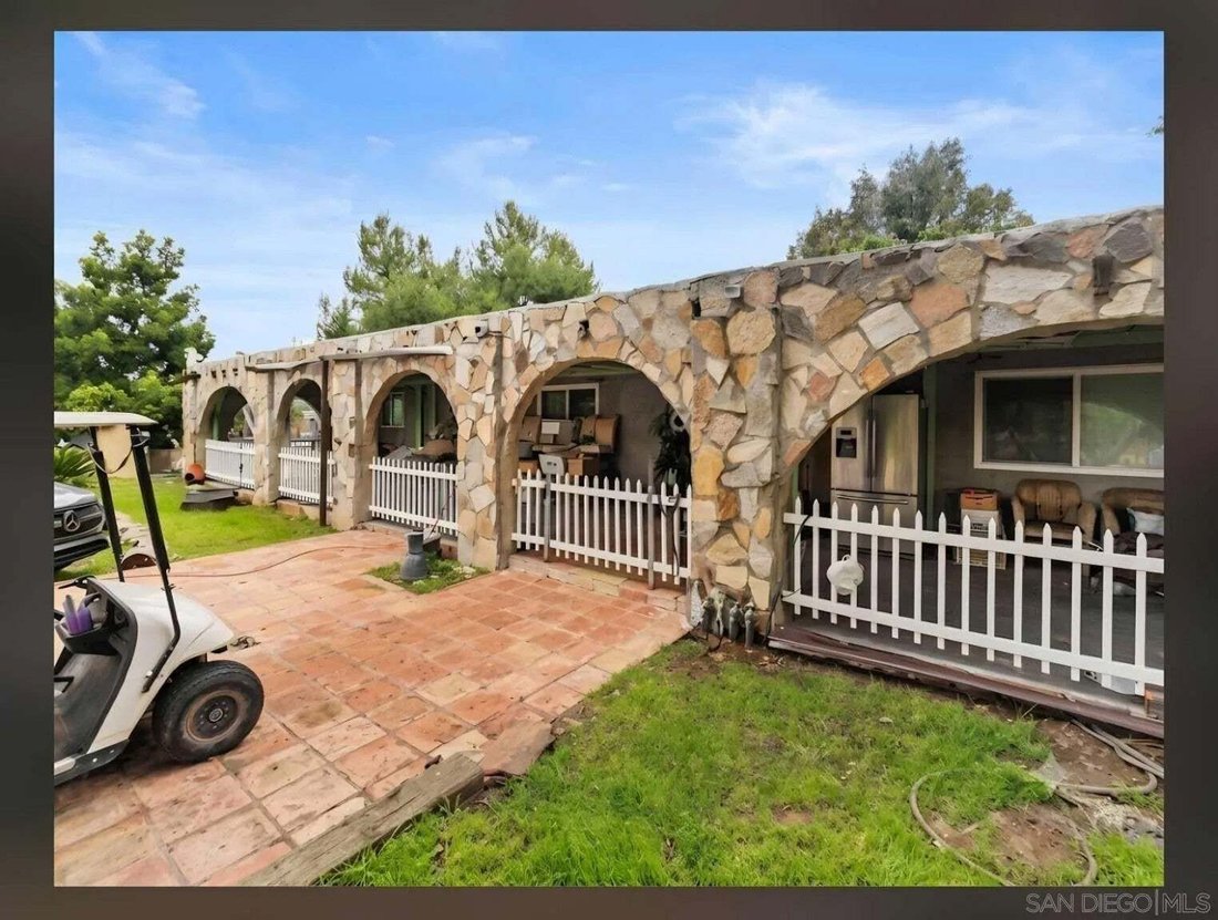 Valley Center, California, United States 1 - 18682814