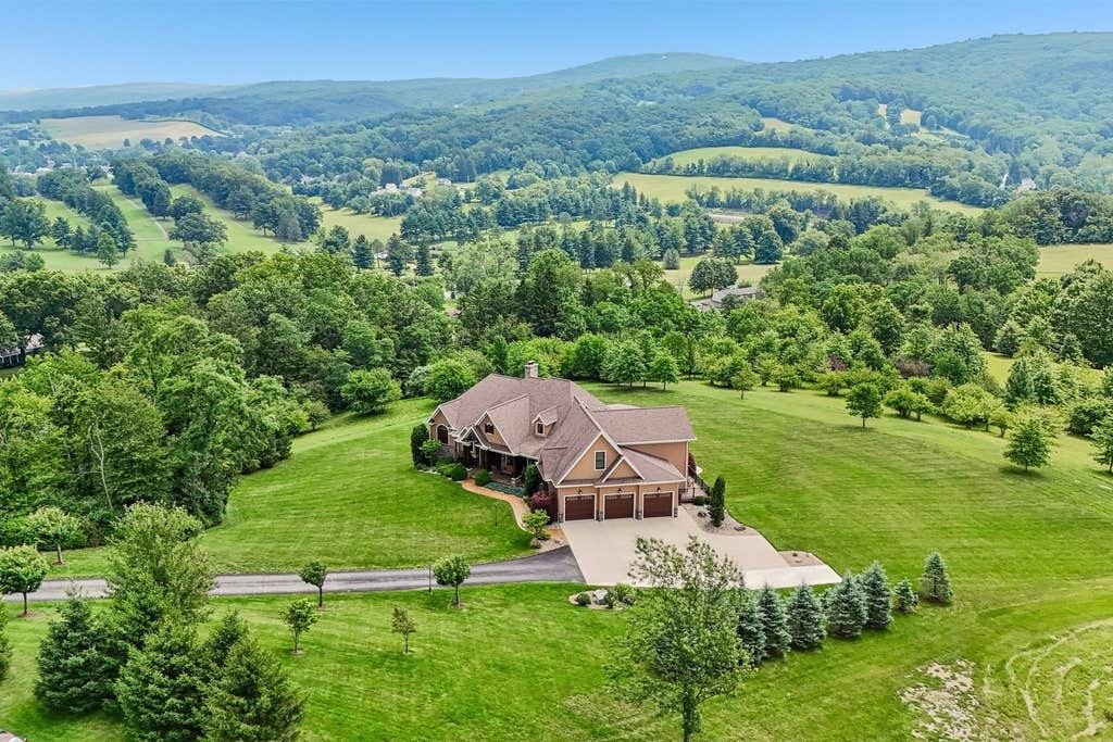 House in Latrobe, Pennsylvania, United States 4 - 18684546