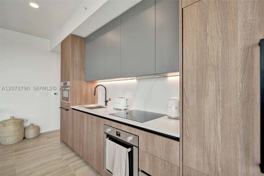 Condo in Miami Beach, Florida, United States 5 - 18680357