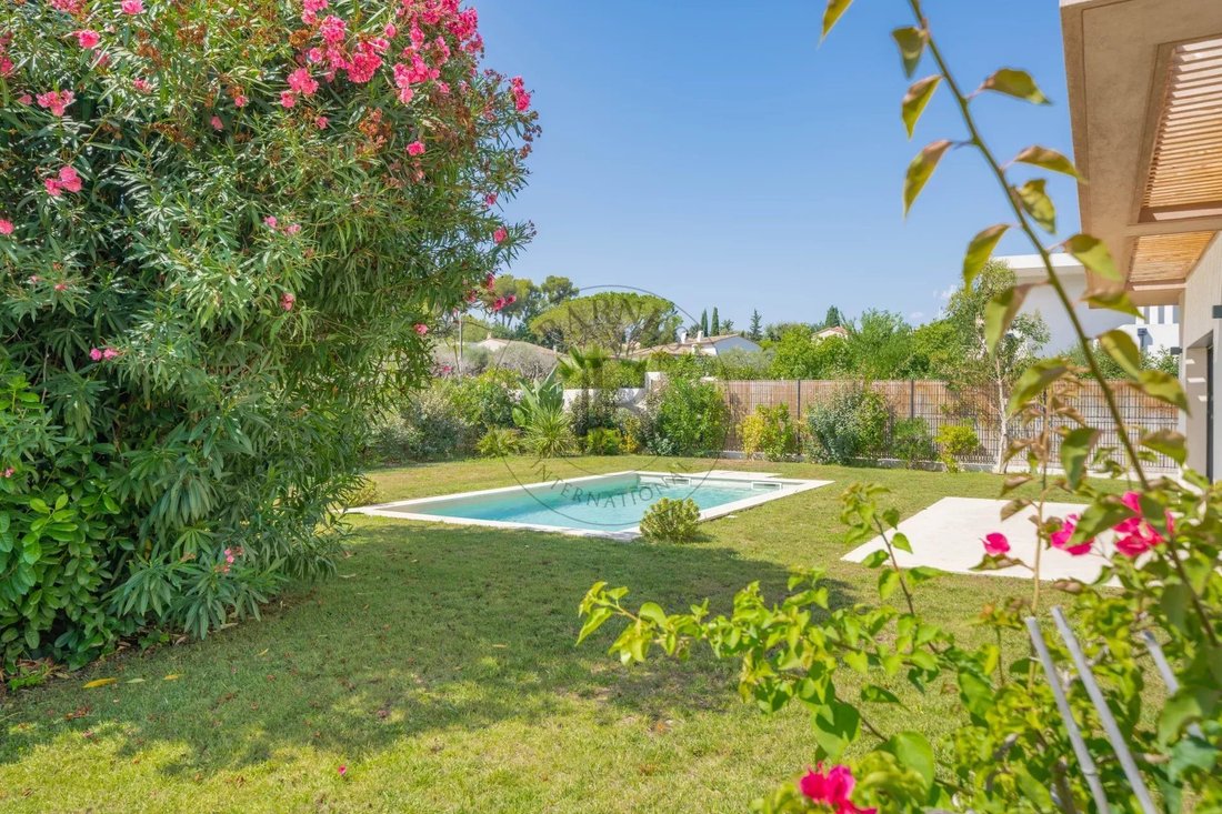 Villa in Mougins, Provence-Alpes-Côte d'Azur, France 3 - 18681392