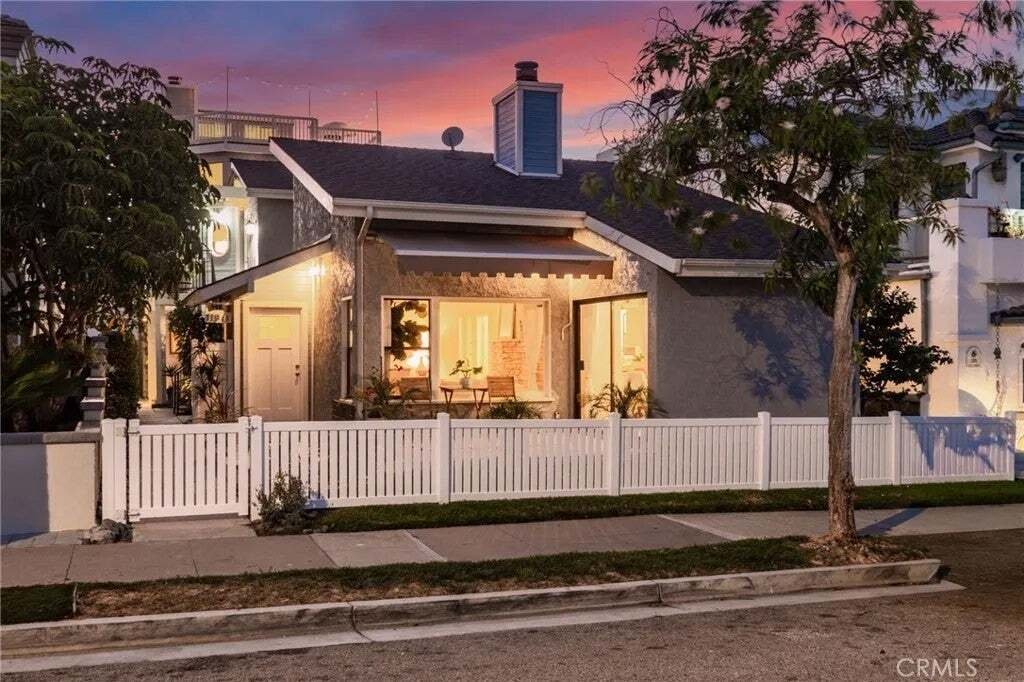 Seal Beach, California, United States 2 - 18680786