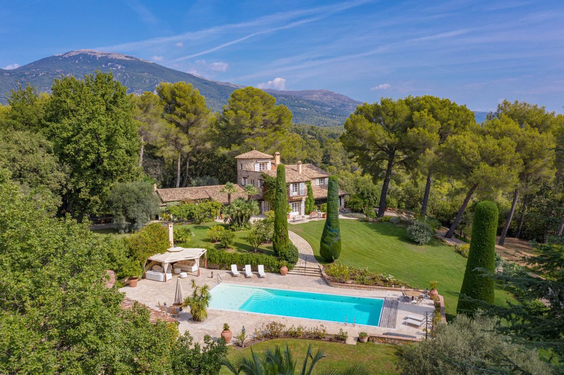 Villa in Nord, Roquefort-les-Pins, France 1 - 18294870