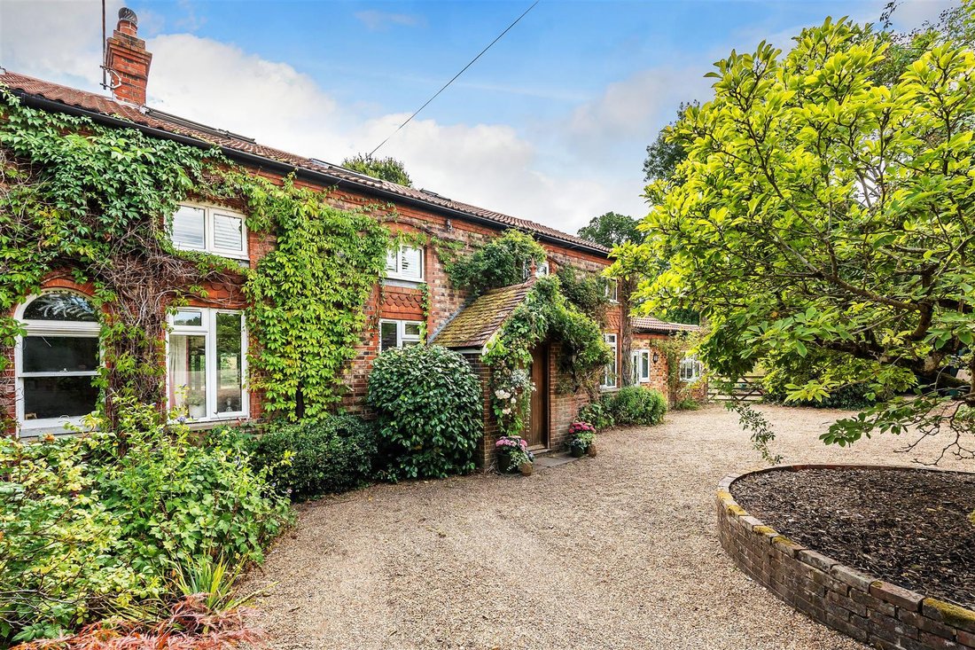 House in Surrey, England 1 - 18684755