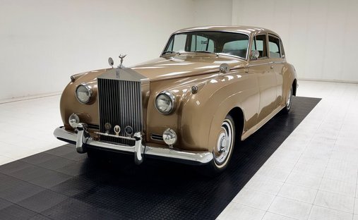 Exquisite Luxury Car/6.2 Liter V8/Hydramatic Auto/Power Drum Brakes/Rear AC in Morgantown, United States 1