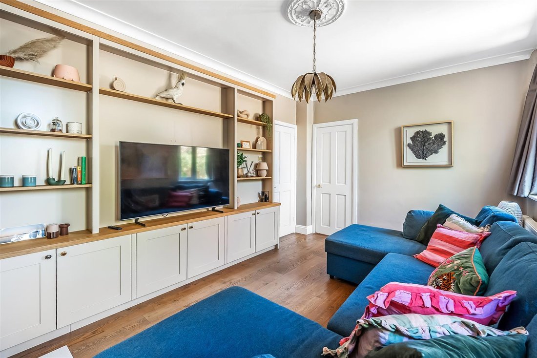 House in Surrey, England 5 - 18684755