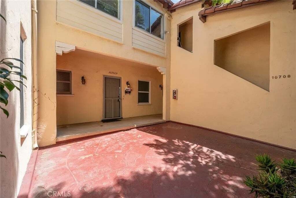 Los Angeles, California, United States 5 - 18685310