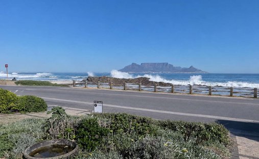 Land in Bloubergstrand, Cape Town, South Africa 1