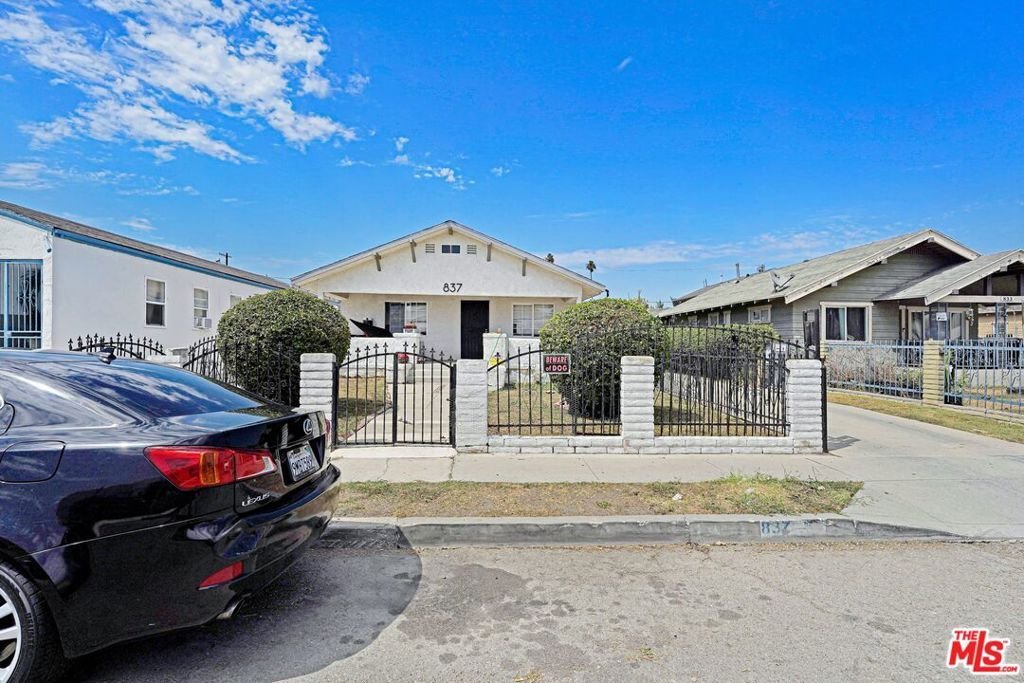 Los Angeles, California, United States 2 - 18685117