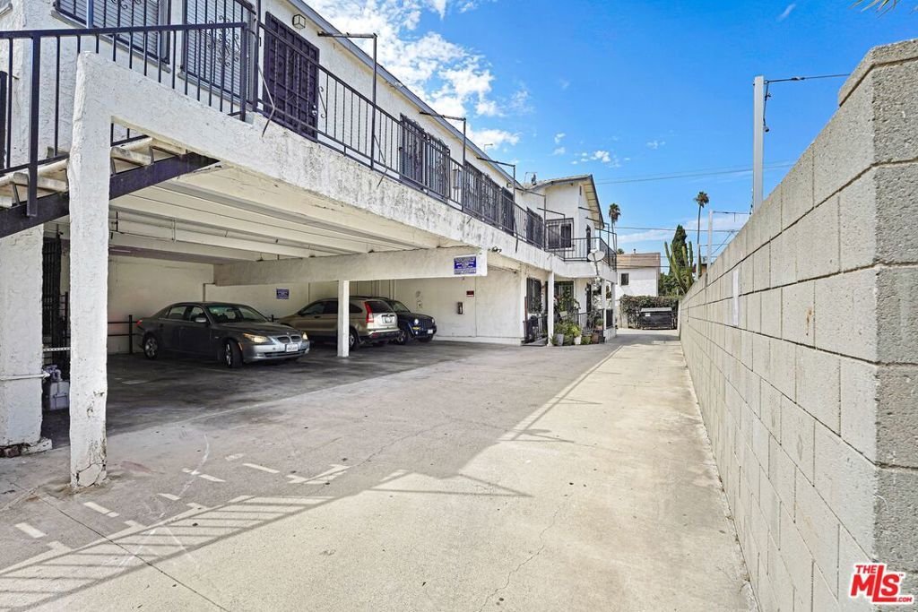 Los Angeles, California, United States 3 - 18685117