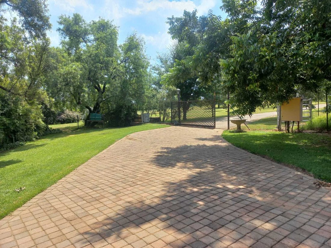 Farm Ranch in Mogale City Local Municipality, Gauteng, South Africa 5 - 18686205