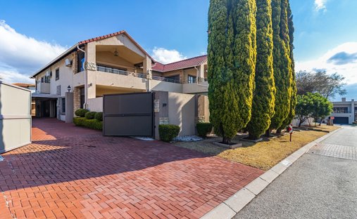 House in Crowthorne AH, Gauteng, South Africa 1