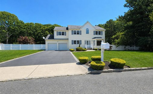 House in Medford, New York, United States 1