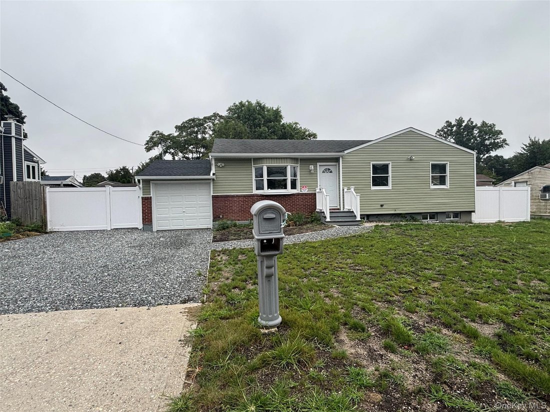 House in Central Islip, New York, United States 1 - 18686350