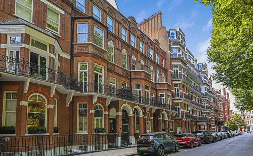 House in Charing Cross, Westminster, England 1